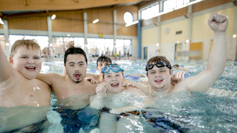 Fünf Jungen im Becken in einer Schwimmhalle 
