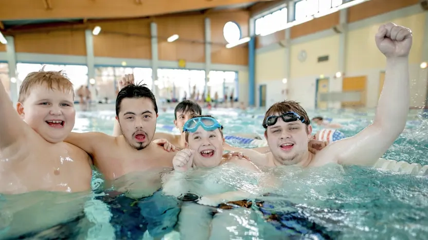 Fünf Jungen im Becken in einer Schwimmhalle 