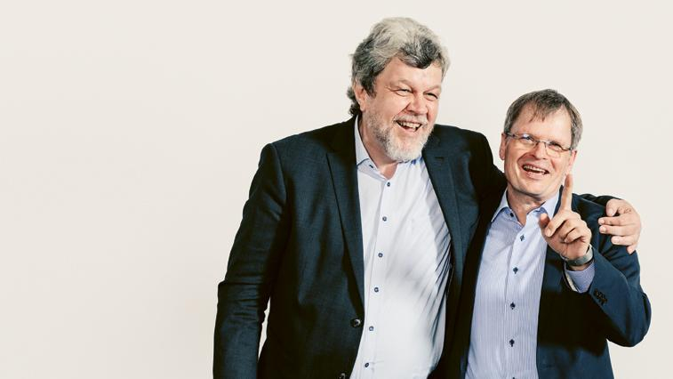 Dr. Christian Lüders (Deutsches Jugendinstitut) und Mike Corsa (Arbeitsgemeinschaft Evangelische Jugend in Deutschland) Arm in Arm lachend. 