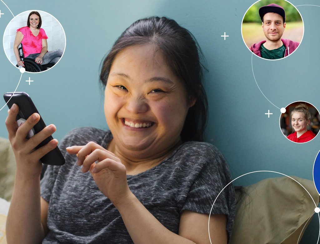 Ein Mädchen mit Downsyndrom sitzt mit ihrem Smartphone in der Hand auf ihrem Bett. Um sie herum schwirren Blasen mit den Bildern von jungen Menschen mit und ohne Behinderung.