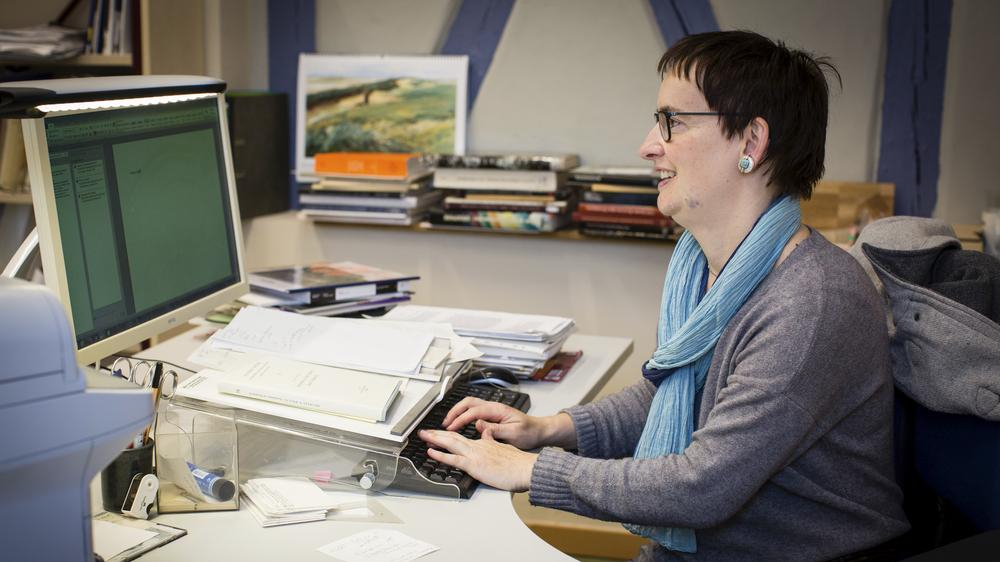 Agnes arbeitet in ihrem Büro am Computer.