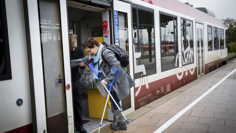 Agnes steigt in die Bahn.