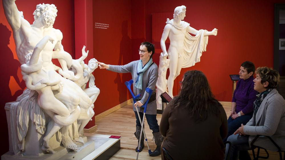 Agnes bei einer Führung im Museum.