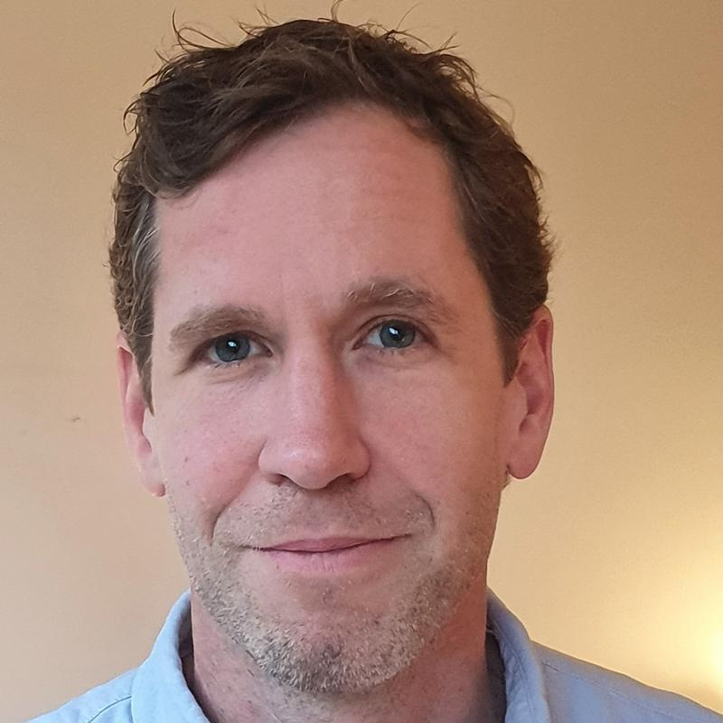 Portrais eines Mannes im hellblauen Hemd