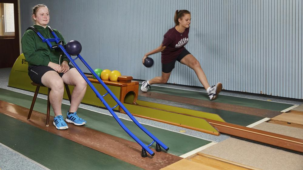 Lilly und Lilli zeigen die Kegelhilfe in Aktion.