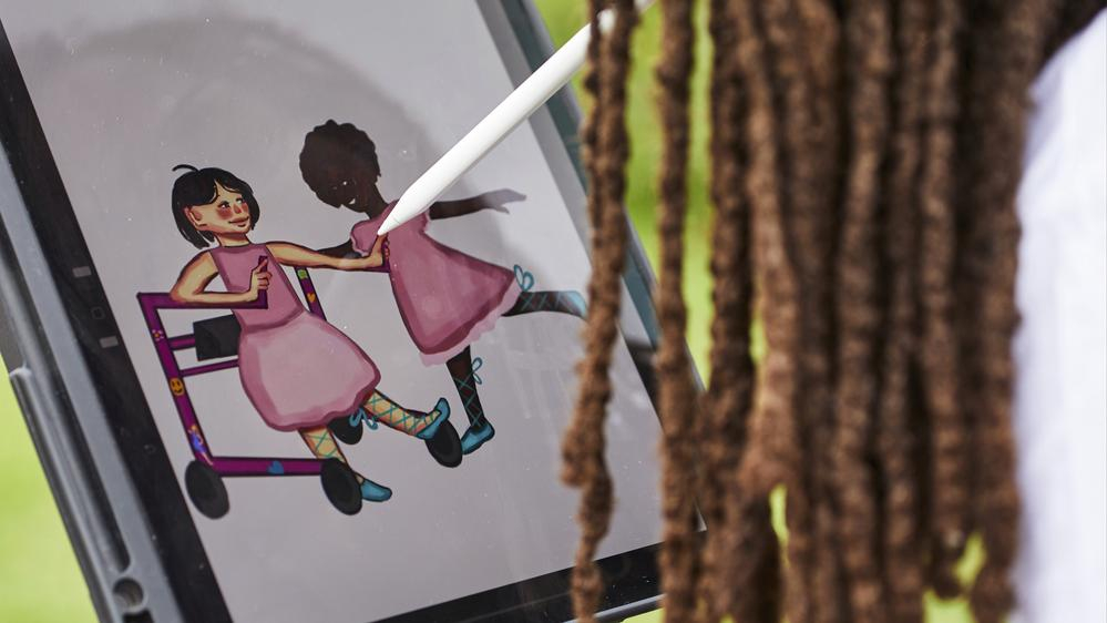 Illustration von zwei spielenden Mädchen mit unterschiedlicher Hautfarbe. Eine von beiden nutzt eine Gehhilfe.