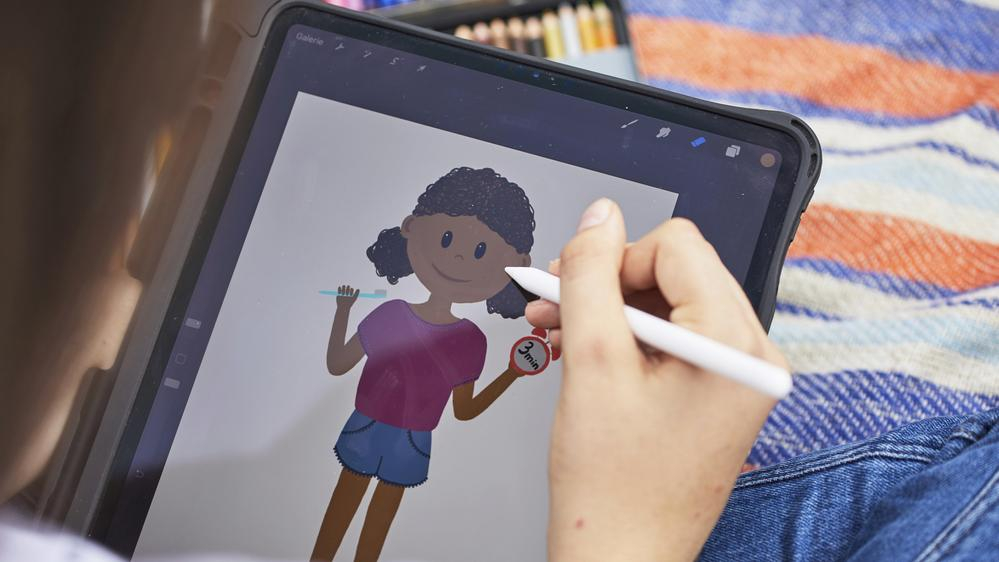 Illustration eines Mädchens mit einer Zahnbürste in der einen und einer Stoppuhr in der anderen Hand.