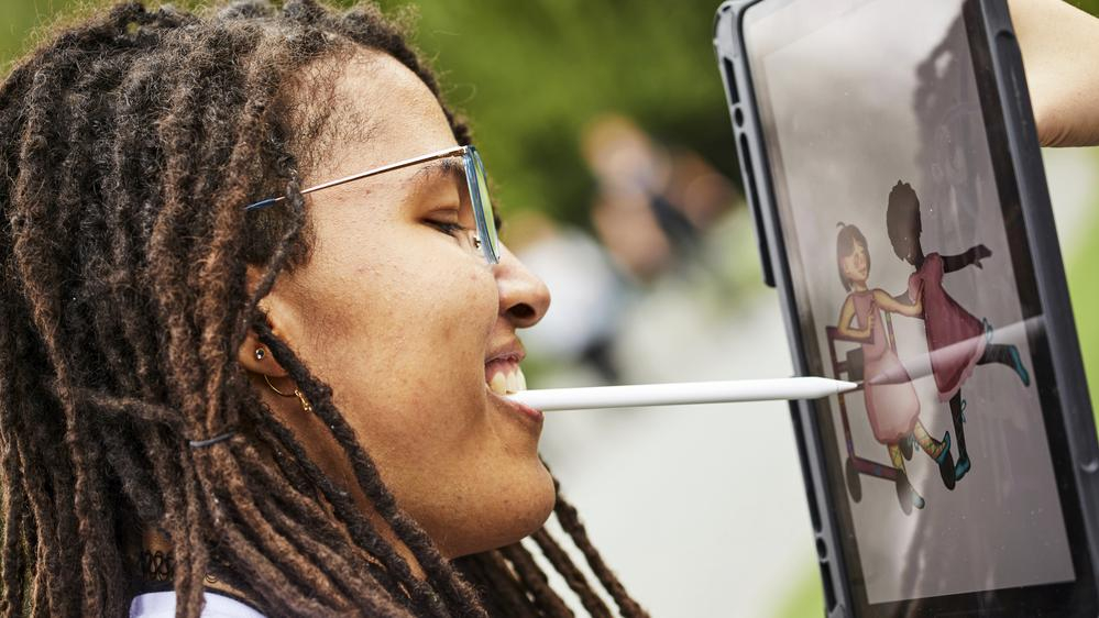 Amie zeichnet eine Illustration für das Kinderbuch.