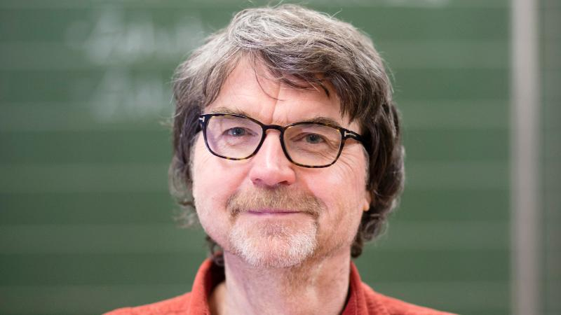 Ein Porträtfoto des Schulleiters Dr. Reinhard Stähling.