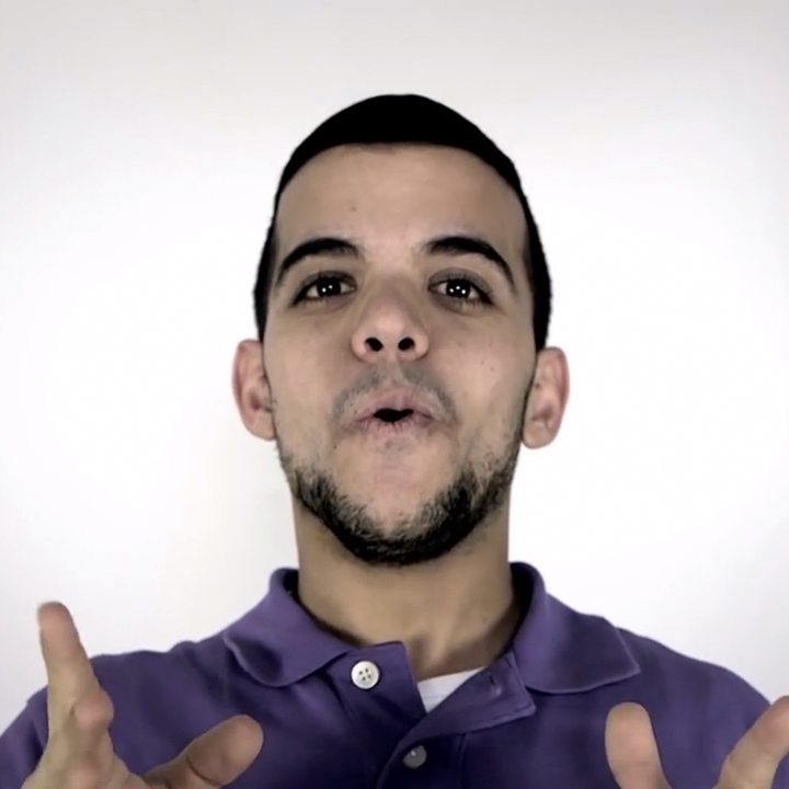 Porträt von Cem, der heftig gestikuliert.