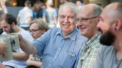 Mehrere Männer sitzem gemeinsam am Biertisch