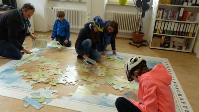 kinder puzzeln auf dem boden