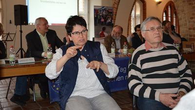 zwei gebärdensprachdolmetscher übersetzen