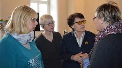 vier frauen unterhalten sich