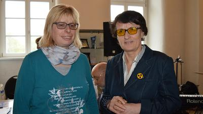 zwei frauen, rechts im bild Gudrun Buse lächeln in die kamera