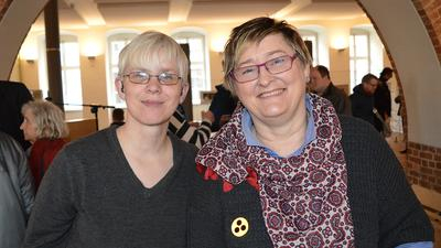 zwei frauen, links im bild Jaqueline Prinz lächeln in die kamera