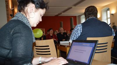 frau tippt auf ihrem laptop