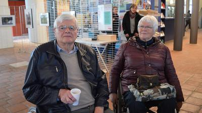 zwei ältere menschen im rollstuhl 