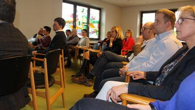 Viele Menschen sitzen im Publikum