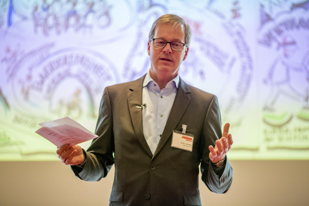 Armin v. Buttlar vor einer Grafik