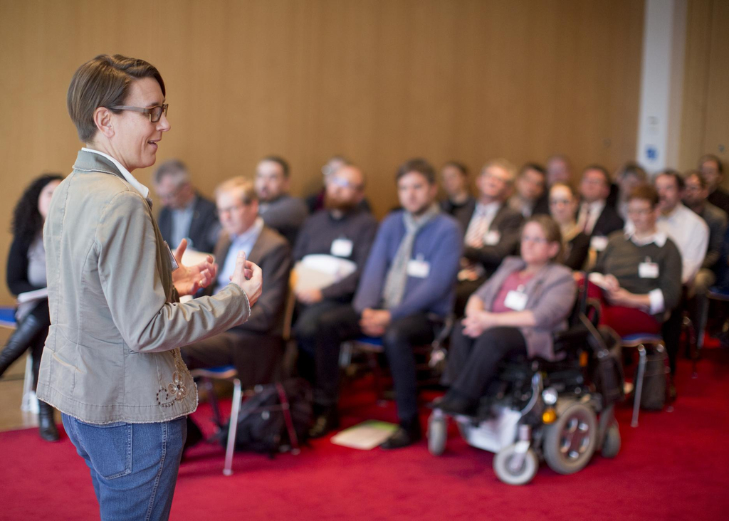 Christina Marx steht vor dem Publikum