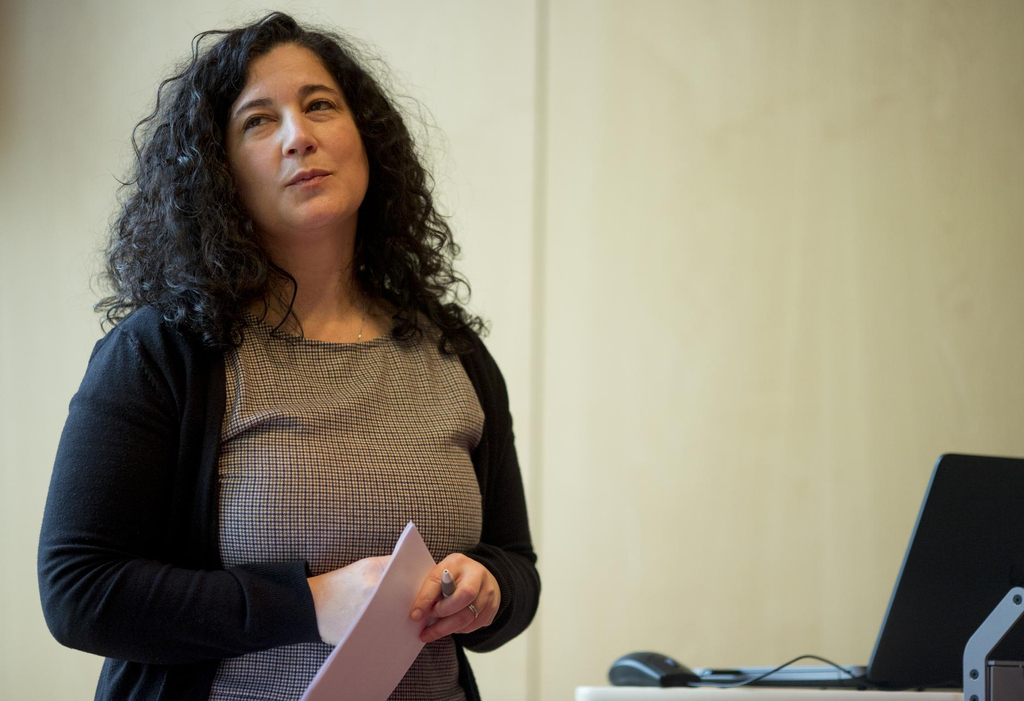 Carolina Zibell hält einen Vortrag.