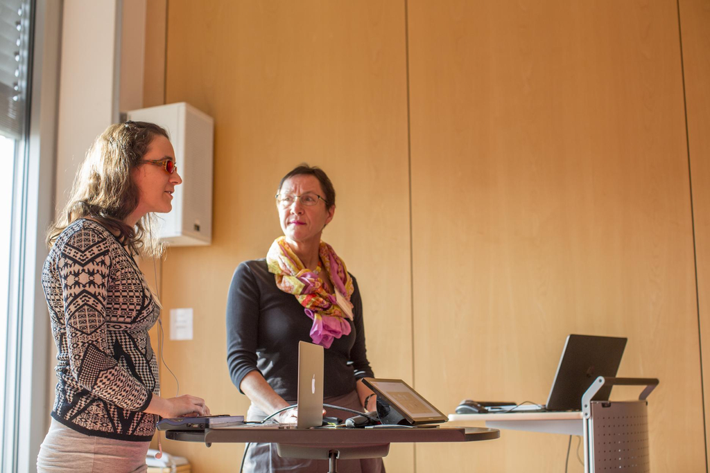 Cornelia Basara und Dr. Elisabeth Preuß halten einen Vortrag.