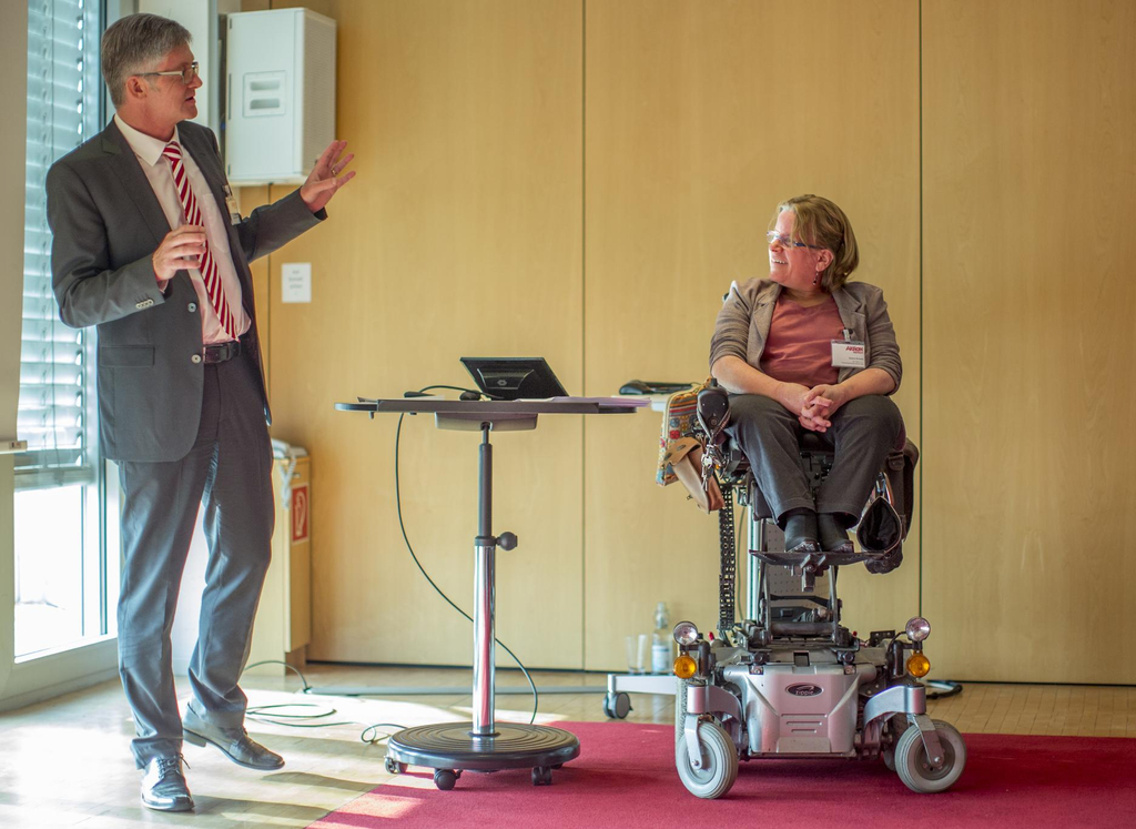 Verbandsgemeindenbürgermeister Ralph Spiegler und ZSL-Geschäftsführerin Gracia Schade präsentieren Nieder-Olm.