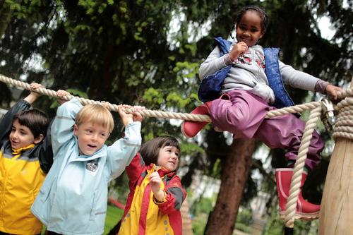 kinder spielen auf einem spielplatz