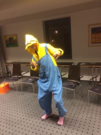 Ein junger Mann in einem Minion-Kostüm
