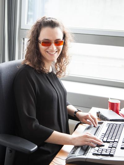 Cornelia Basara an ihrem Schreibtisch.