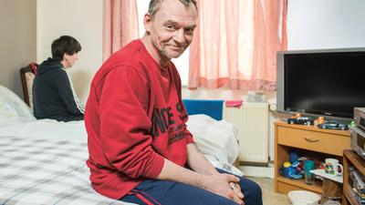 Bewohner im Zimmer eines Wohnheims der Stadtmission Rostock