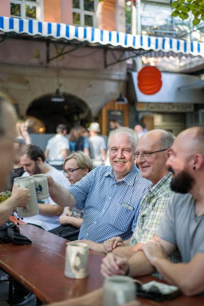 Mehrere Männer sitzem gemeinsam am Biertisch