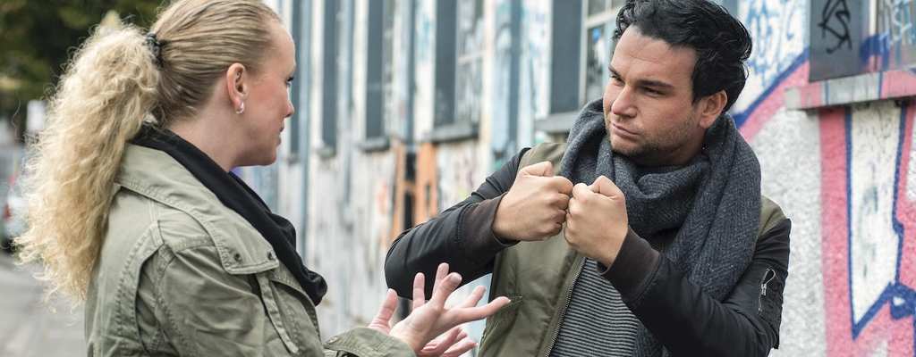 Eine Frau und ein Mann unterhalten sich in Deutscher Gebärdensprache.