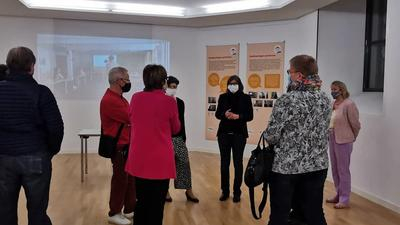 Besucher*innen auf der Vernissage von „Erlangen erzählt Lebensgeschichten“