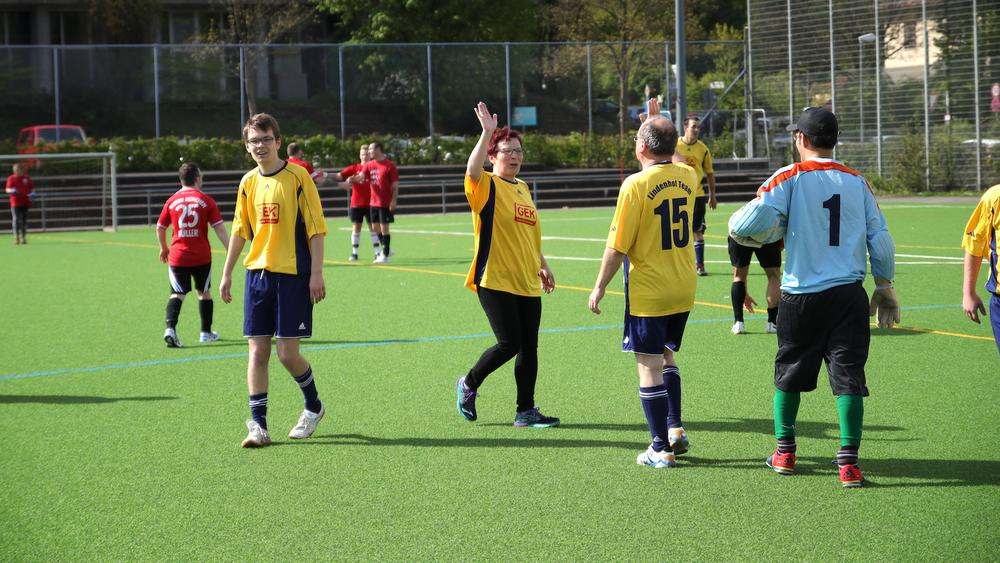 mehrere menschen spielen fußball
