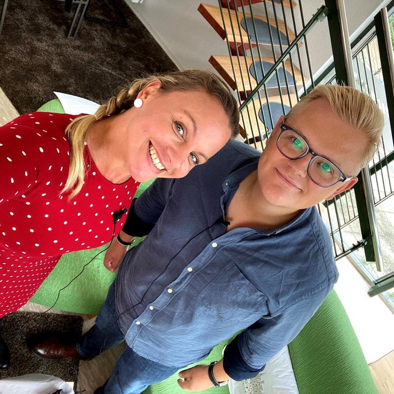 eine junge blonde Frau und ein junger blonder Mann auf einem Selfie