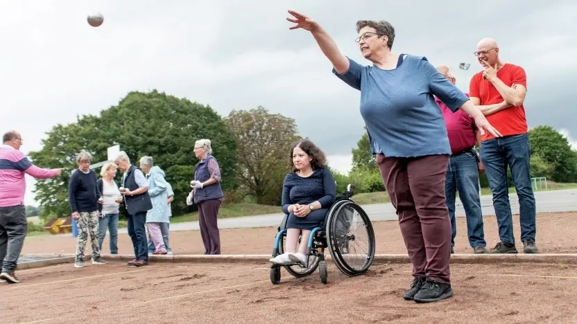 Menschen mit und ohne Behinderung spielen Boule
