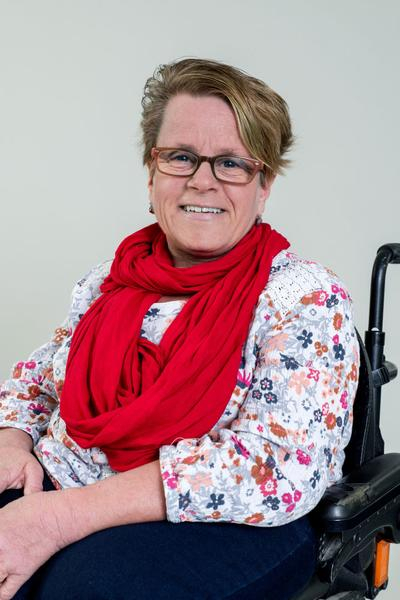 Porträt von Gracia Schade, eine Frau mit kurzen blonden Haaren und Brille.