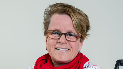 Porträt von Gracia Schade, eine Frau mit kurzen blonden Haaren und Brille.