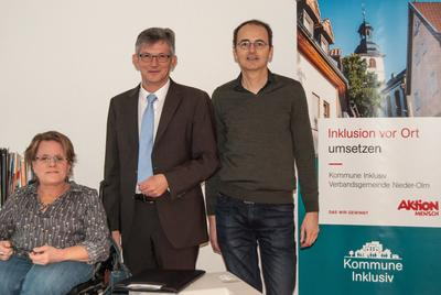 Von links nach rechts: Koordinatorin Gracia Schade, VG-Bürgermeister Ralph Spiegler und Stefan Sandner, Leiter Strategie und Inklusion bei der Aktion Mensch