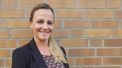 Porträt von Anja Schulz: eine junge Frau mit langen blonden Haaren.