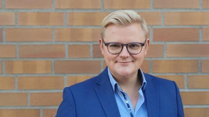 Porträt von Erik Ortlieb: ein junger Mann mit blonden Haaren und Brille.