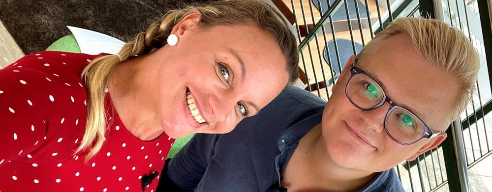 eine junge blonde Frau und ein junger blonder Mann auf einem Selfie