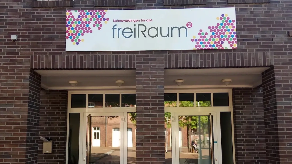 Eingang mit Glastüren in das Gebäude "FreiRaum"