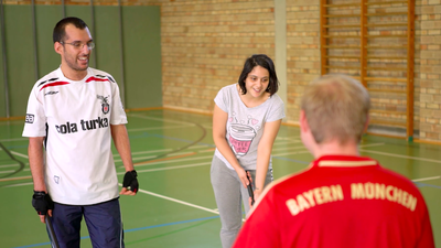 Drei Personen machen zusammen Sport.