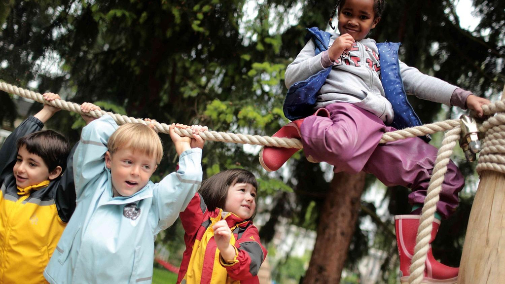 kinder spielen auf einem spielplatz