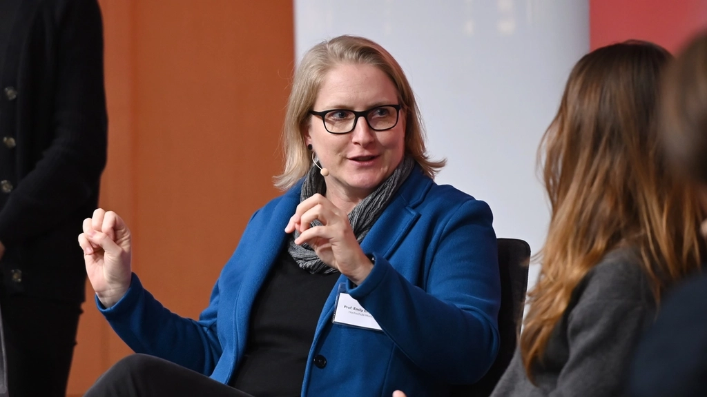 Professorin Emily Engelhardt zusammen mit weiteren Teilnehmerinnen einer Podiumsdiskussion