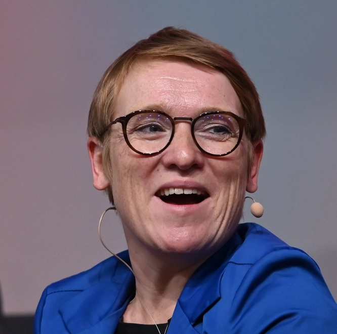 Simone Fischer spricht bei einer Podiumsdiskussion