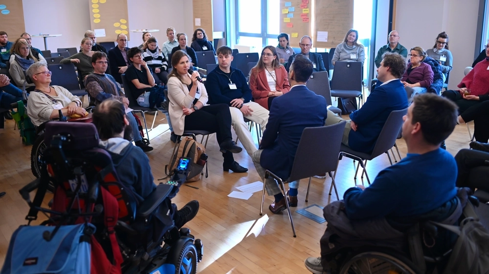Teilnehmende diskutieren beim Forum Demokratie beim Kongress „Veränderung gestalten – Kommunen werden inklusiv“